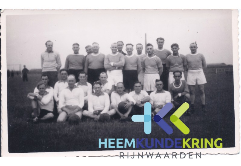 1951 Douane team Links Gerrit vdLaag 4de vr v. Broekhuizen Coll. HKR geschonken door H.vdLaag